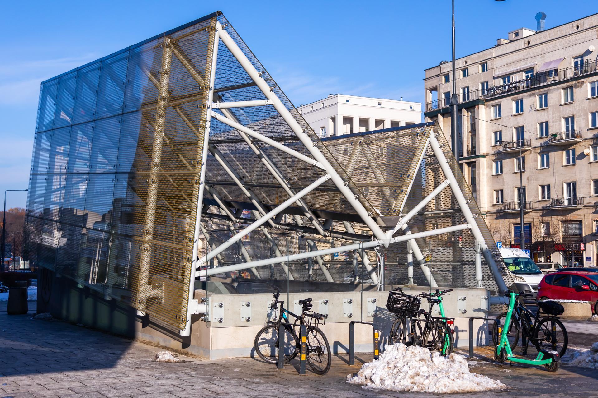 Metro w Warszawie – wejście na stację Świętokrzyska na M1
