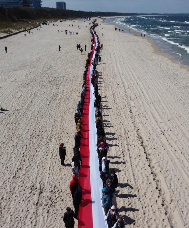 Najdłuższa flaga narodowa w Polsce mierzy ponad 2 km 700 metrów. To nowy rekord Polski!