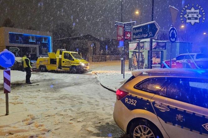 Żory: przejechał przez środek ronda i wjechał w drzwi sklepu samochodem. Ogromne zniszczenia ZDJĘCIA