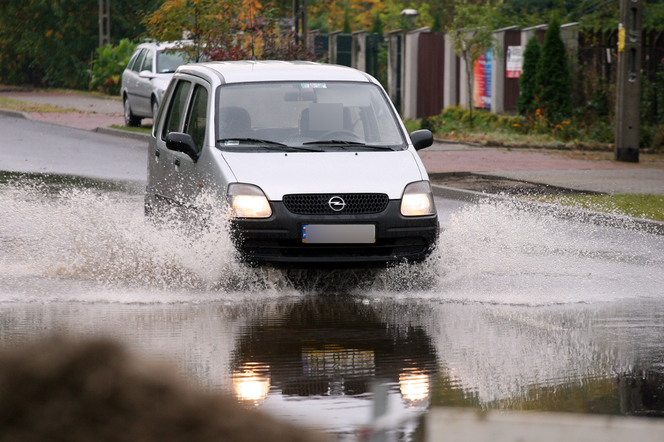 Poważna awaria w Krakowie. Kierowcy stanęli w korkach, woda zalała jezdnię