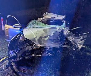 Tragiczny wypadek na DK 16. Czołowe zderzenie audi i volkswagena. Dwie osoby zginęły na miejscu