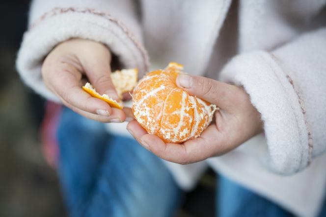 Robisz tak z mandarynkami i cytrynami? Możesz poważnie szkodzić swojemu zdrowiu
