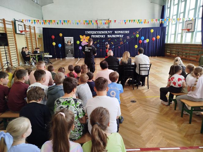 Uczniowie z klas I-III zaprezentowali w SP nr 10 w Siedlcach piosenki z różnych bajek