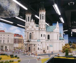 Mknące pociągi na gigantycznej makiecie. Kolejkowo przyciąga tłumy zwiedzających