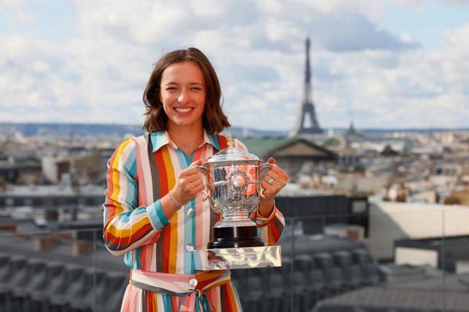 Iga Świątek w tęczowej sukience po wygraniu Roland Garros