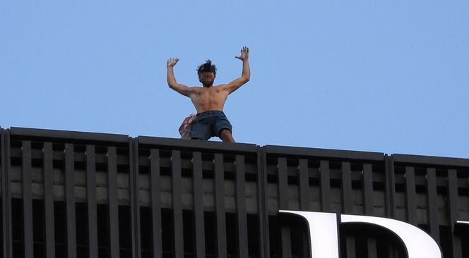 Wdrapał się na szczyt wieżowca w Warszawie