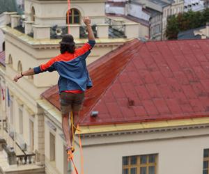   Urban Highline Festival 2023 w Lublinie. Slacklinerzy robią cuda na linach!