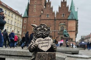 Krasnal WOŚPEK odsłonięty we Wrocławiu. To szef sztabu krasnali 