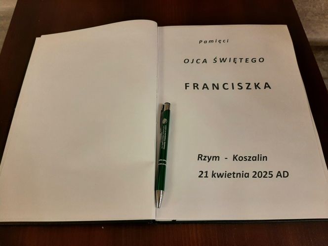 Księga pamiątkowa po śmierci papieża Franciszka w koszalińskiej katedrze