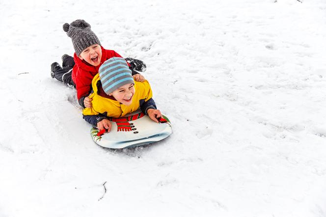 Pomysły na zimowe zabawy z dzieckiem na śniegu - wypróbuj je koniecznie!