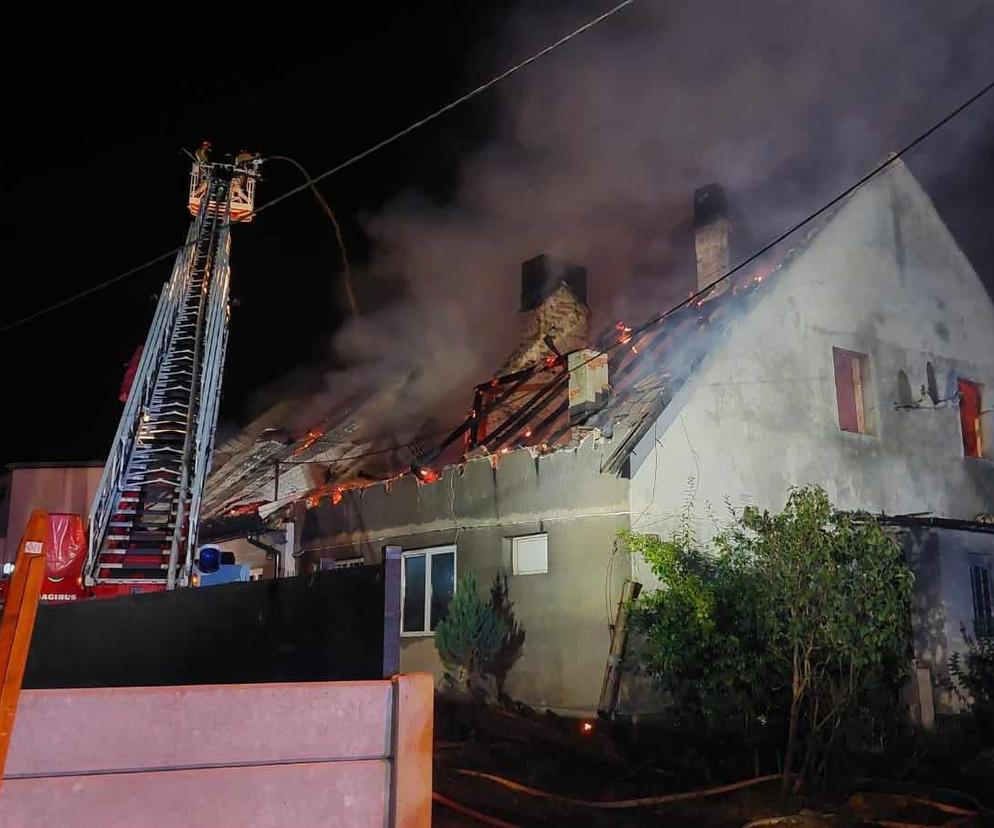 Tragedia w Jaworznie. Gigantyczny pożar domu jednorodzinnego. Zginęły dwie osoby