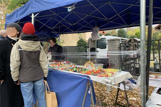 Handel przed cmentarzem. Kupić można pączki, ciasto i cukierki