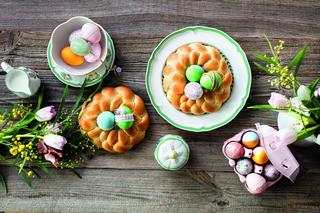 Jak udekorować stół na Wielkanoc? Jak pięknie go ozdobić?