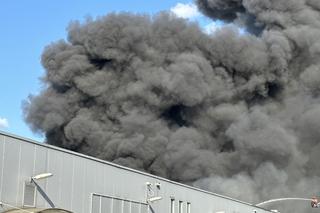 Gigantyczny pożar hali w Wólce Kosowskiej. Kłęby czarnego dymu widać z kilkudziesięciu kilometrów