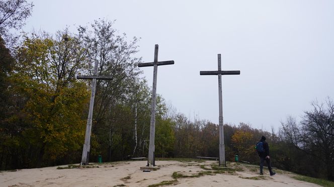 Mglisty Kazimierz Dolny w obiektywie. Miasteczko nad Wisłą przyciąga turystów nawet późną jesienią