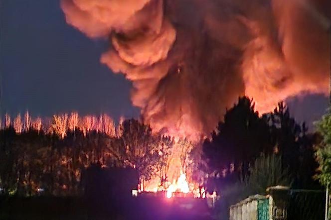 Nocny pożar w Bobrownikach Śląskich. Mieszkańców obudziły wybuchy