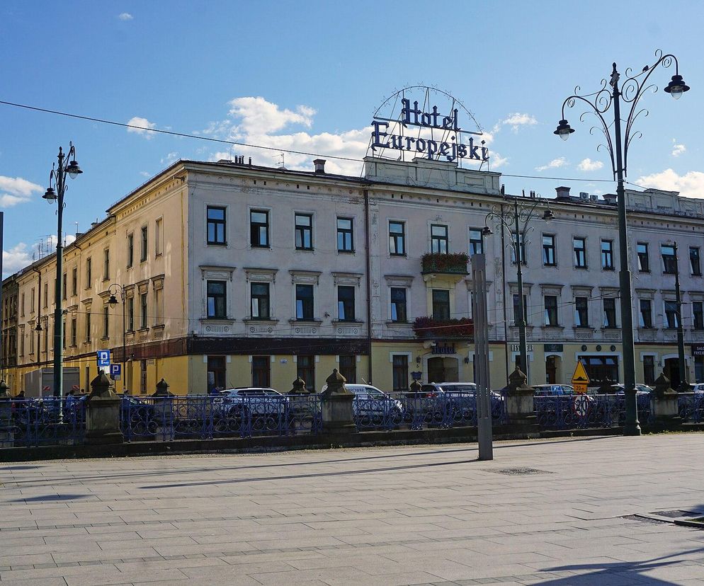 To jeden z najsłynniejszych budynków w Krakowie. W PRL-u stał się własnością państwa [GALERIA]