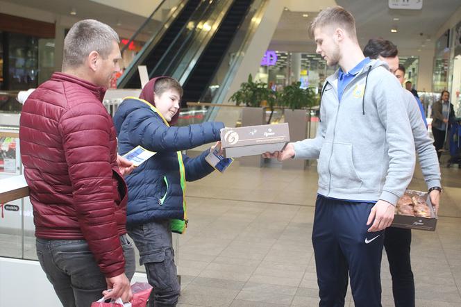 Tłusty Czwartek. Piłkarze Stomilu Olsztyn rozdawali pączki w Galerii Warmińskiej