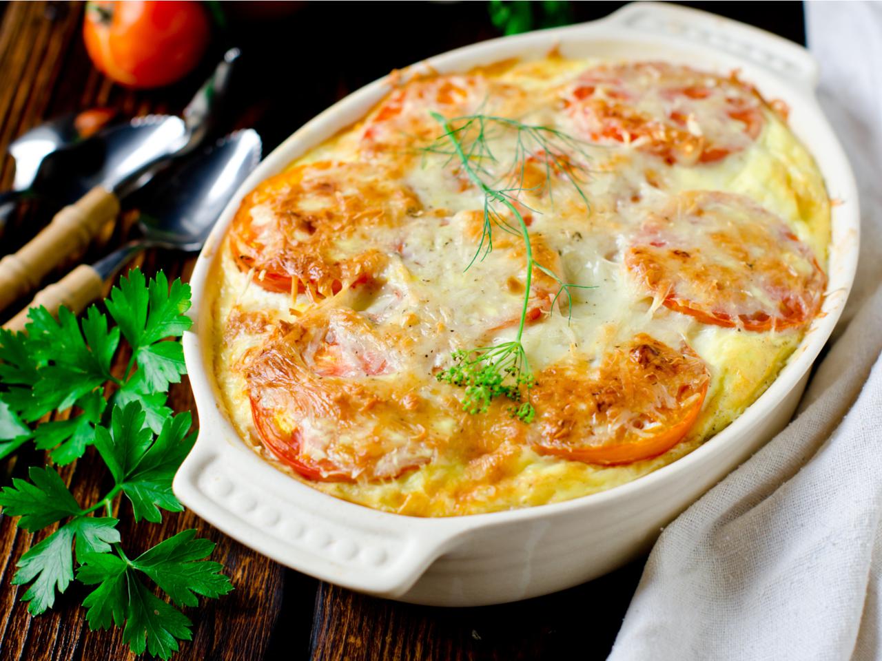 Sznycle z szynki wieprzowej zapiekane z ziemniakami i pomidorami