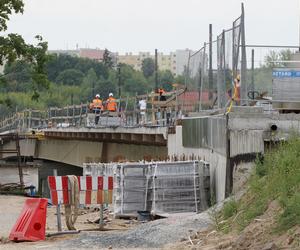 Nad Brdą w Bydgoszczy powstają nowe mosty. Zaglądamy na plac budowy [ZDJĘCIA]