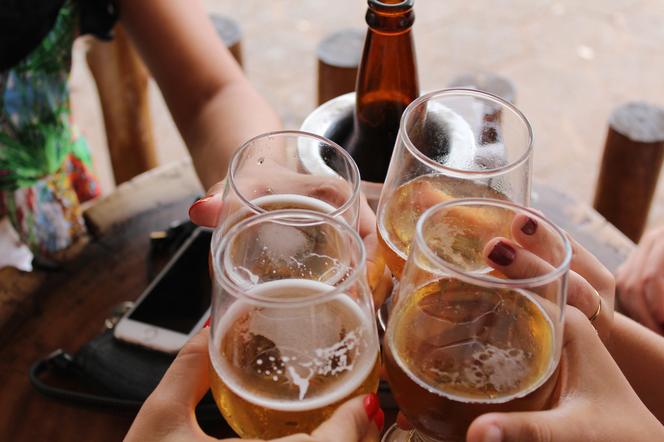 Kiedy można pić alkohol w miejscu publicznym? Są specjalne wyjątki. Lepiej je sprawdź