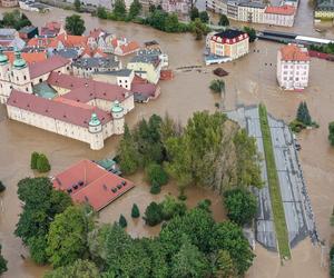 Dynamiczna sytuacja powodziowa. Rzeka Nysa Kłodzka zalała Kłodzko, 15 bm