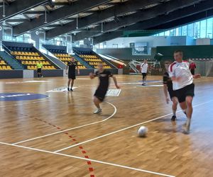 Na co dzień ratują, a dziś grają. Strażacka rywalizacja na parkiecie w Lesznie