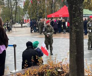 11 listopada. Narodowe Święto Niepodległości w Lublinie. Sprzedawca flag: Z poczucia patriotyzmu nie podwyższałem cen