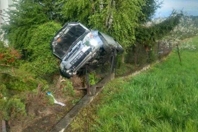 Latający samochód na Podkarpaciu: Policja w Jaśle ma teraz ręce pełne pracy