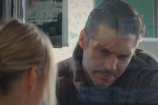 M jak miłość odc. 1815. Marcin (Mikołaj Roznerski), farmaceutka (Zuzanna Pawlukiewicz)