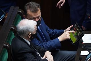 Kaczyński ogląda na tablecie oprawę Legii