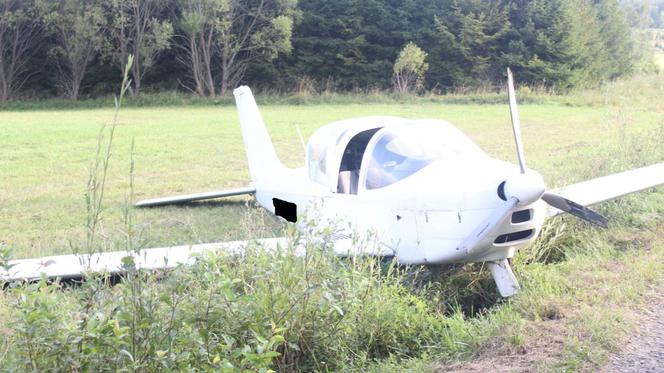 Nisko lecący samolot uderzył podwoziem mężczyznę. Są zdjęcia z miejsca wypadku