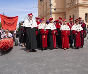 Pochód Juwenaliowy Łódzkich Uczelni. Studenci przejęli Łódź! [ZDJĘCIA]