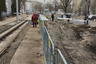 Wpadł do wykopu i zmarł. Co się stało na przystanku grozy?