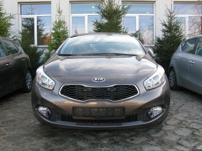 Nieoznakowane radiowozy Kia Cee'd dla policji