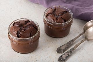 Ten pyszny deser to 2 w 1. Wyśmienite sernikowe brownie piekę w słoiczkach i tak je podaję 
