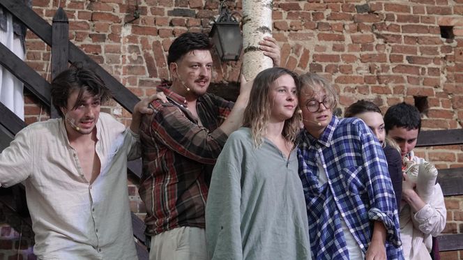 Zwieńczeniem teatralnego weekendu była niedzielna prezentacja egzaminu studentów III roku aktorstwa Uniwersytetu Andrzeja Frycza Modrzewskiego pt. „Prorok Ilja – nieprawdopodobna historia w XIV scenach”