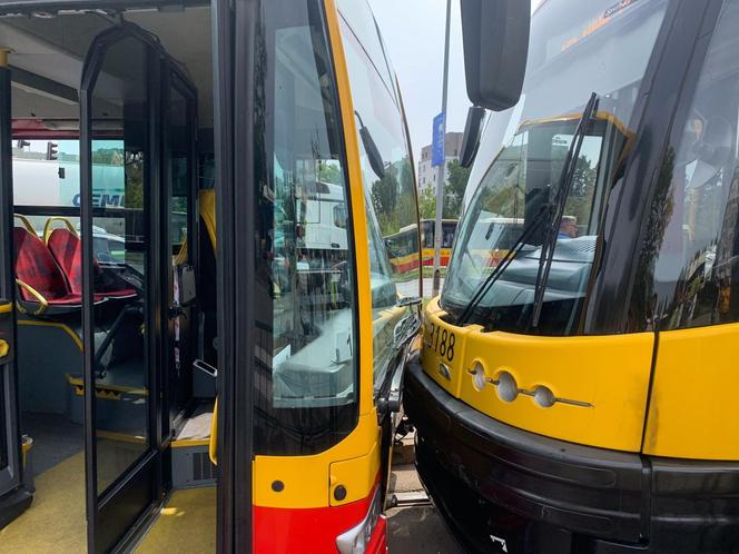 Zderzenie tramwaju i autobusu w Warszawie