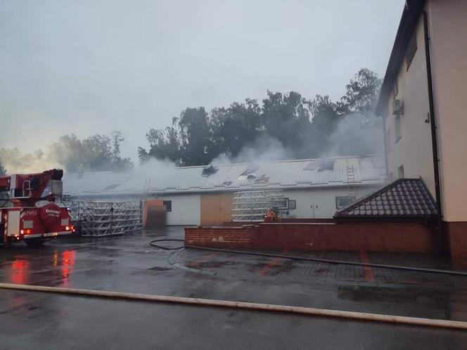 Gigantyczny pożar pod Warszawą. Z płomieniami walczyło ponad 100 strażaków