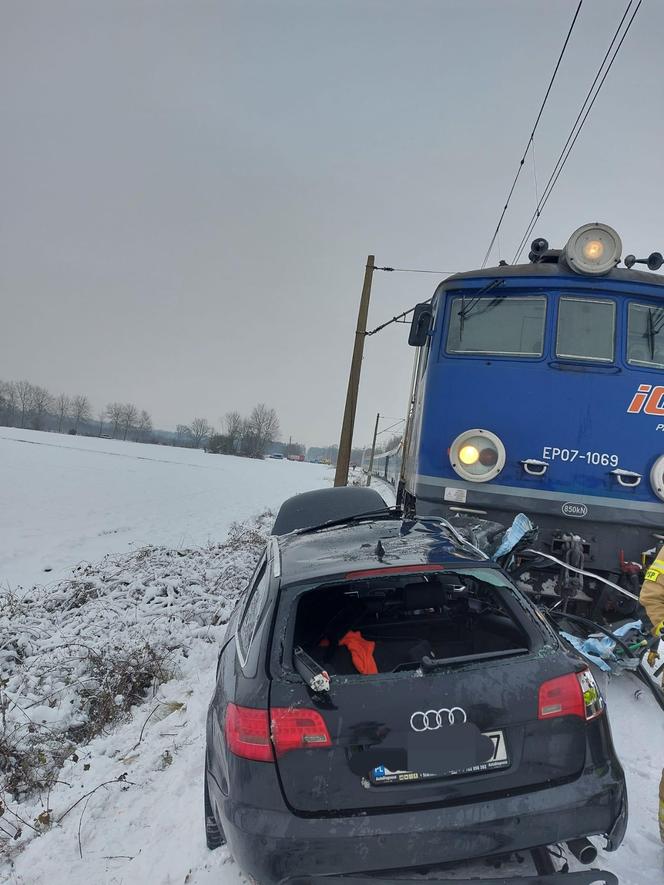 Zderzenie pociągu z samochodem w Charnowie. W wypadku ucierpiała jedna osoba