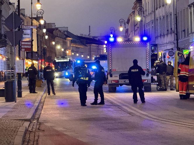 Podczas kontroli na Nowym Świecie mężczyzna wręczył policjantom przedmiot przypominający granat