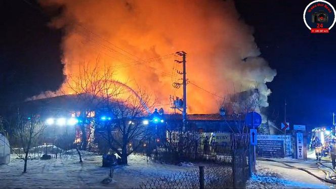 Pilna ewakuacja 200 osób z klubu muzycznego na Mazowszu. Wybuchł potężny pożar. Ranna jedna osoba