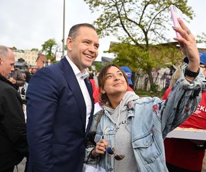 Karol Nawrocki w Gdańsku rozdawał pączki