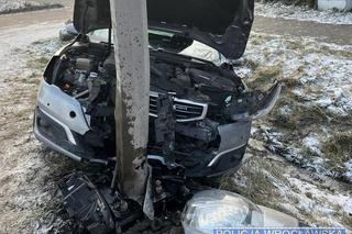 Jechał z kilkuletnim synem, podczas wyprzedzania zahaczył o latarnię