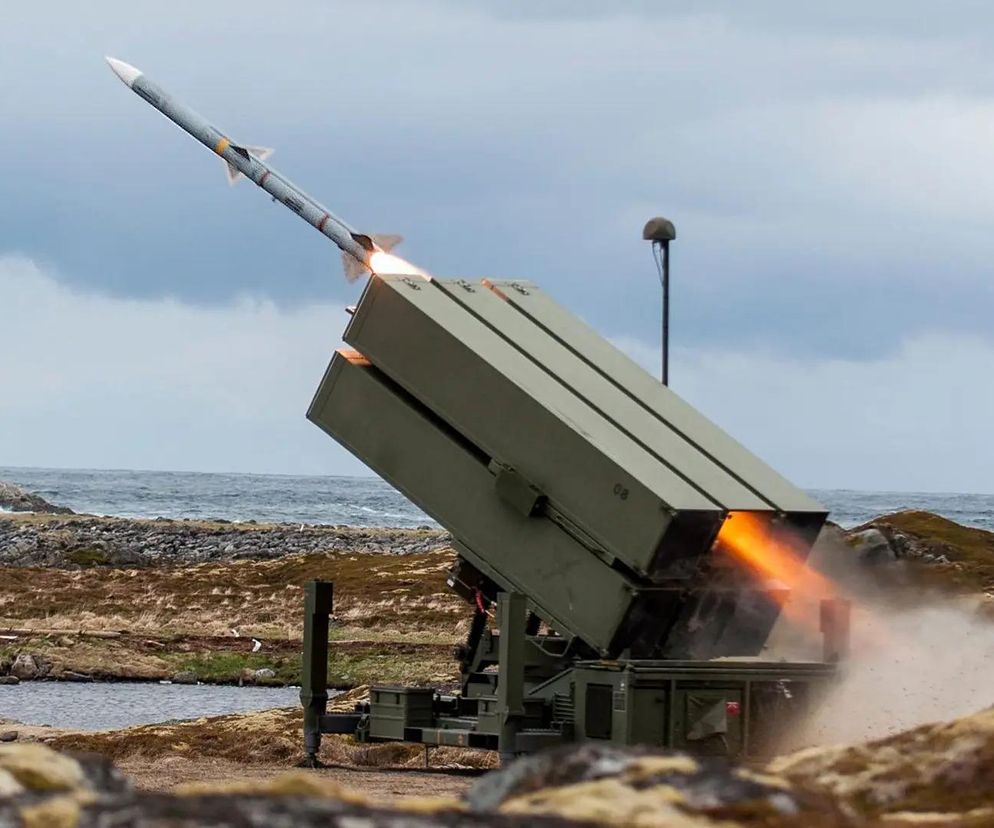 Start pocisku AIM-120 AMRAAM z wyrzutni NASAMS