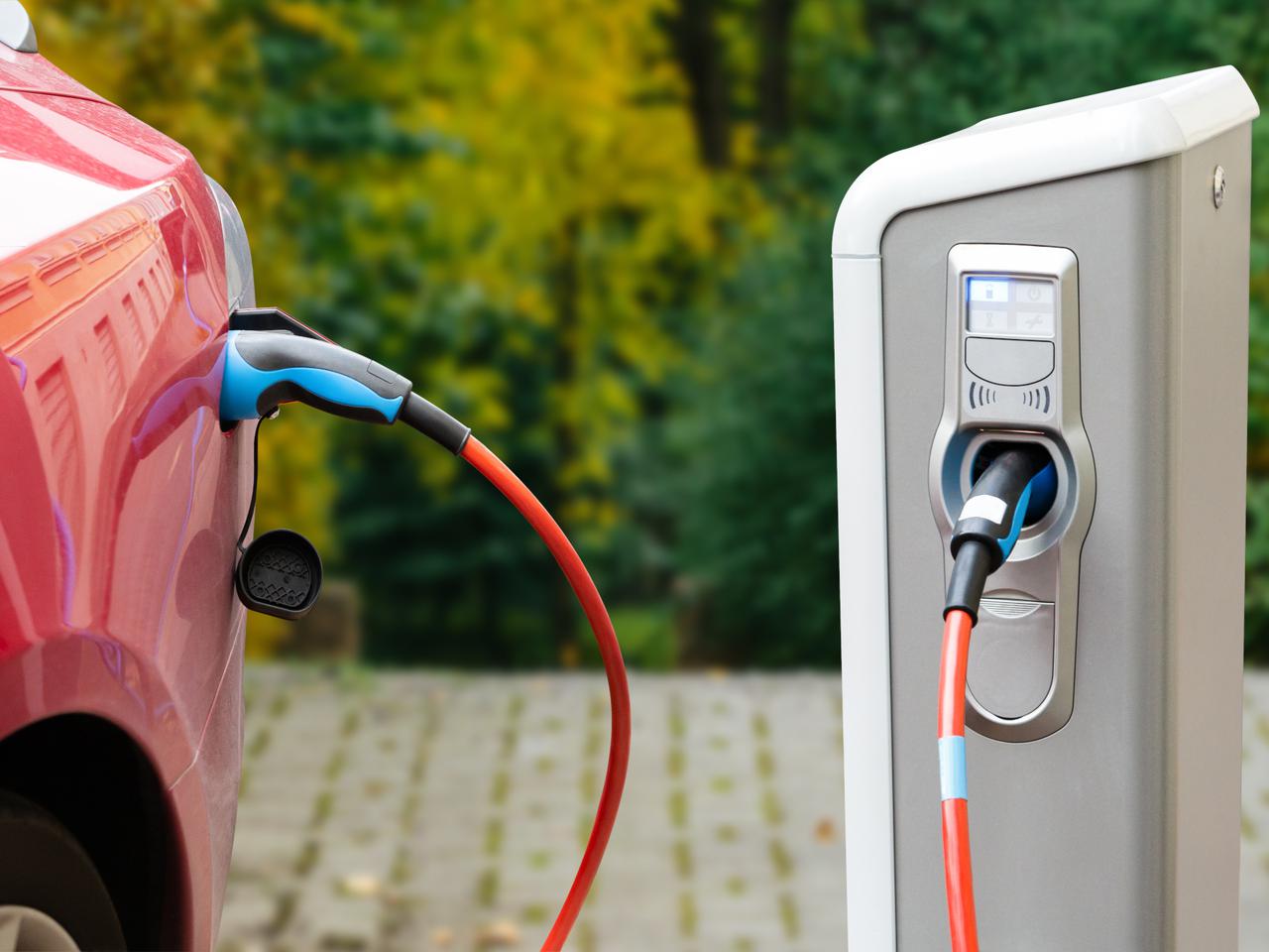 Dotacje na stacje do ładowania samochodów elektrycznych. Coraz mniej pieniędzy w puli programu!