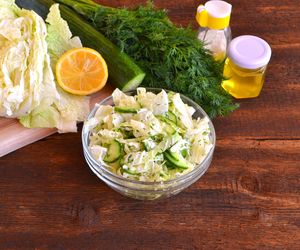 Surówka krymska z kapusty pekińskiej i zielonego ogórka: łatwy przepis na zieloną sałatkę