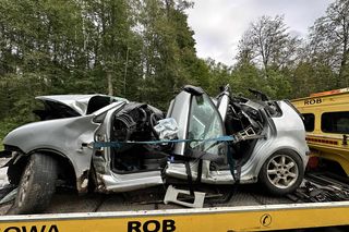 4 osoby zginęły w potwornej kraksie. Z auta został tylko wrak