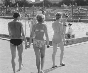 QUIZ PRL. Seksbomby znad Bałtyku. W czym opalały się nasze matki i babki? 15 pytań o plażowanie w stylu PRL