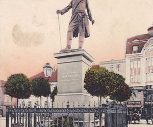 Tych pomników już nie ma. Sprawdźcie, kogo upamiętniały i dlaczego zniknęły [GALERIA]